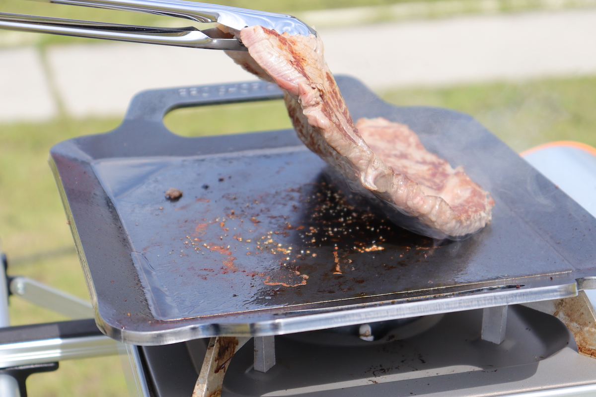 なぜ鉄板で肉がおいしくなるのか？キャンプで使いたい鉄板 | 日本鉄具製作